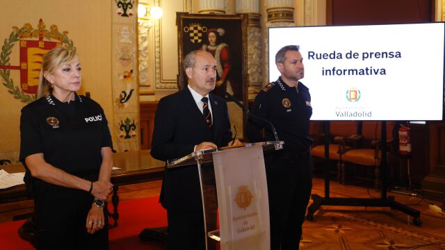 El concejal Alberto Cuadrado junto con agentes policiales