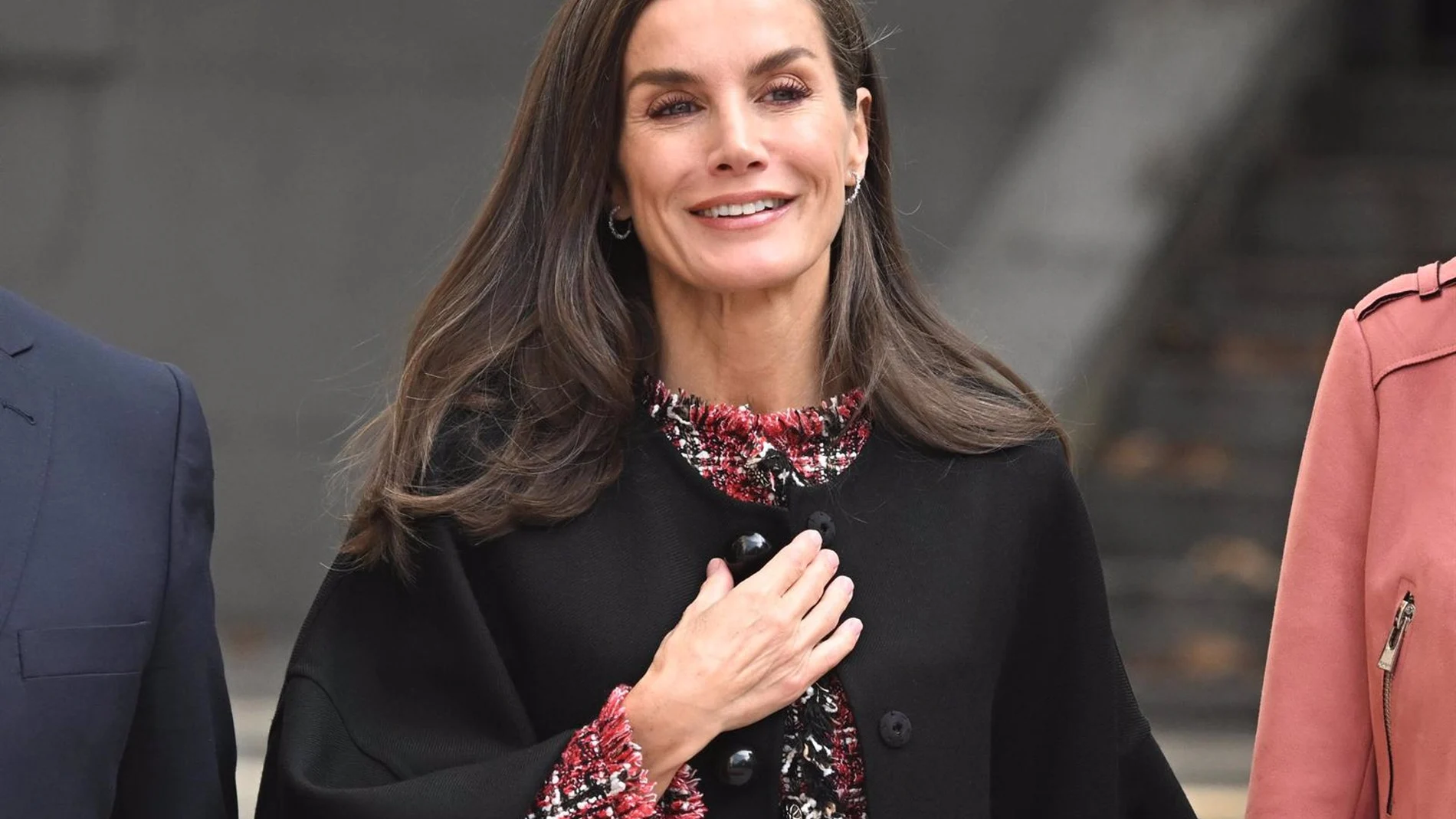 La Reina Letizia da la bienvenida al invierno con un look reivindicativo protagonizado por una elegante capa negra