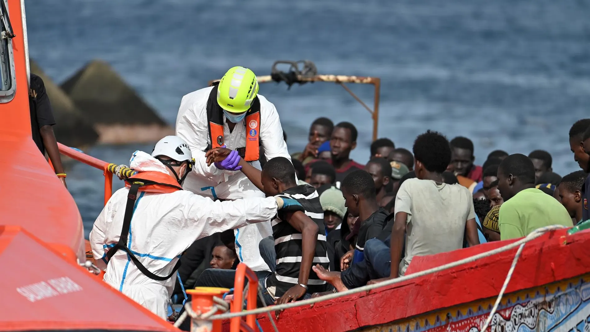 Rescatan tres cayucos con 220 inmigrantes en aguas próximas a El Hierro y Tenerife