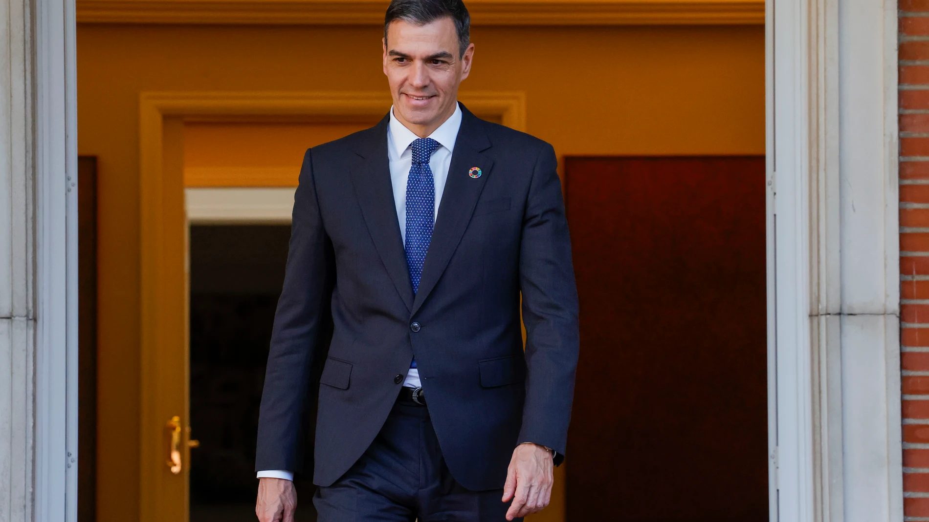 MADRID, 22/11/2024.-El presidente del Gobierno, Pedro Sánchez, acude a recibir al presidente de Ceuta Juan Jesús Vivas, dentro de la ronda de contactos abierta con los presidentes autonómicos tras pactar con ERC una financiación singular para Cataluña, este viernes en el Palacio de La Moncloa.-EFE/ Zipi Aragón
