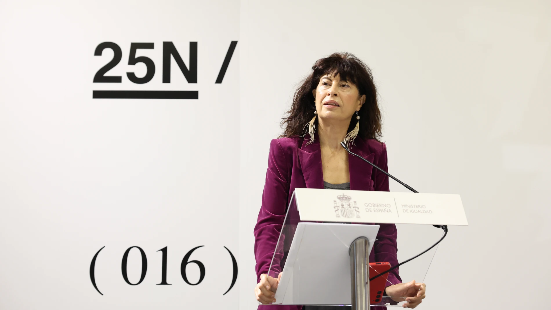 La ministra de Igualdad, Ana Redondo, durante una rueda de prensa de la campaña ‘Guitarras solidarias por la DANA’, en el Palau de la Música, a 22 de noviembre de 2024, en Valencia, Comunidad Valenciana (España). La iniciativa, organizada por la Fundación Músicos por la Salud en colaboración con el periodista Tony Aguilar, consiste en la subasta solidaria de guitarras donadas y firmadas por artistas. El dinero recaudado va destinado a los ayuntamientos de las localidades más afectadas por la ...