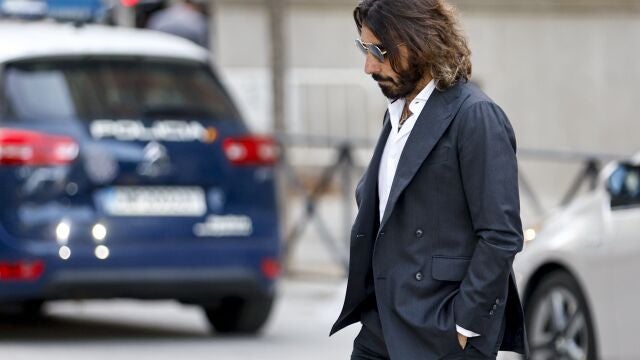 MADRID, 12/09/2024.- El consejero delegado (CEO) de Globalia, Javier Hidalgo, a su llegada a la Audiencia Nacional, este jueves. El juez de la Audiencia Nacional que investiga presuntas contrataciones irregulares en el marco del caso Koldo prosigue con los interrogatorios, en este caso al consejero delegado (CEO) de Globalia Javier Hidalgo, en calidad de testigo. EFE/ Rodrigo Jim&eacute;nez