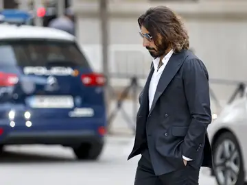 MADRID, 12/09/2024.- El consejero delegado (CEO) de Globalia, Javier Hidalgo, a su llegada a la Audiencia Nacional, este jueves. El juez de la Audiencia Nacional que investiga presuntas contrataciones irregulares en el marco del caso Koldo prosigue con los interrogatorios, en este caso al consejero delegado (CEO) de Globalia Javier Hidalgo, en calidad de testigo. EFE/ Rodrigo Jiménez MADRID, 12/09/2024.- El consejero delegado (CEO) de Globalia, Javier Hidalgo, a su llegada a la Audiencia Nacional, este jueves. El juez de la Audiencia Nacional que investiga presuntas contrataciones irregulares en el marco del caso Koldo prosigue con los interrogatorios, en este caso al consejero delegado (CEO) de Globalia Javier Hidalgo, en calidad de testigo. EFE/ Rodrigo Jiménez