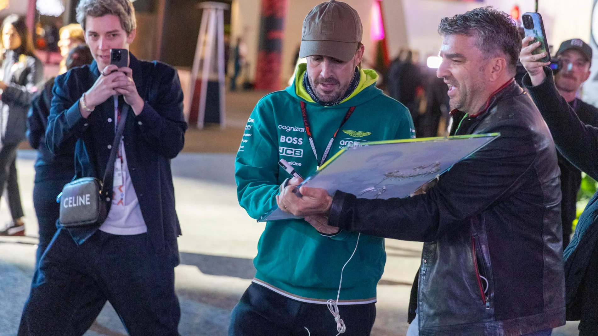 Las Vegas (United States), 22/11/2024.- Aston Martin driver Fernando Alonso of Spain arrives in the paddock prior to free practice session 1 for the Formula One Las Vegas Grand Prix in Las Vegas, USA, 21 November 2024. The 2024 Formula One Las Vegas Grand Prix is held at the Las Vegas Strip Circuit on 24 November. (Fórmula Uno, España) EFE/EPA/SHAWN THEW
