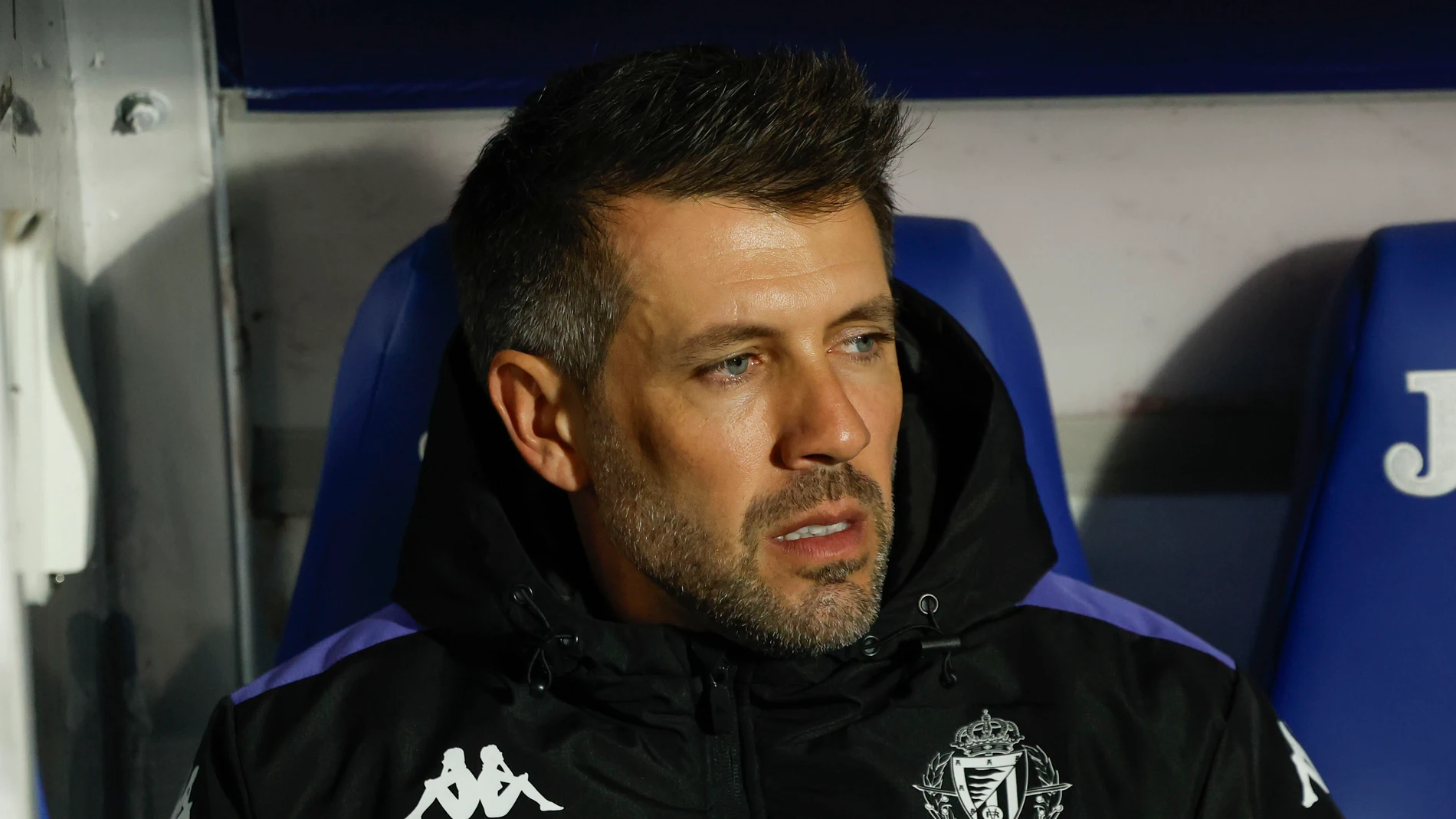 GETAFE (MADRID), 22/11/2024.- El entrenador del Real Valladolid, el uruguayo Paulo Pezzolano, durante el partido de LaLiga entre el Getafe y el Real Valladolid, este viernes en el Coliseo de Getafe. EFE/ Juanjo Martín