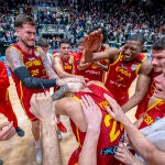 Los jugadores de España celebran la victoria en Bratislava