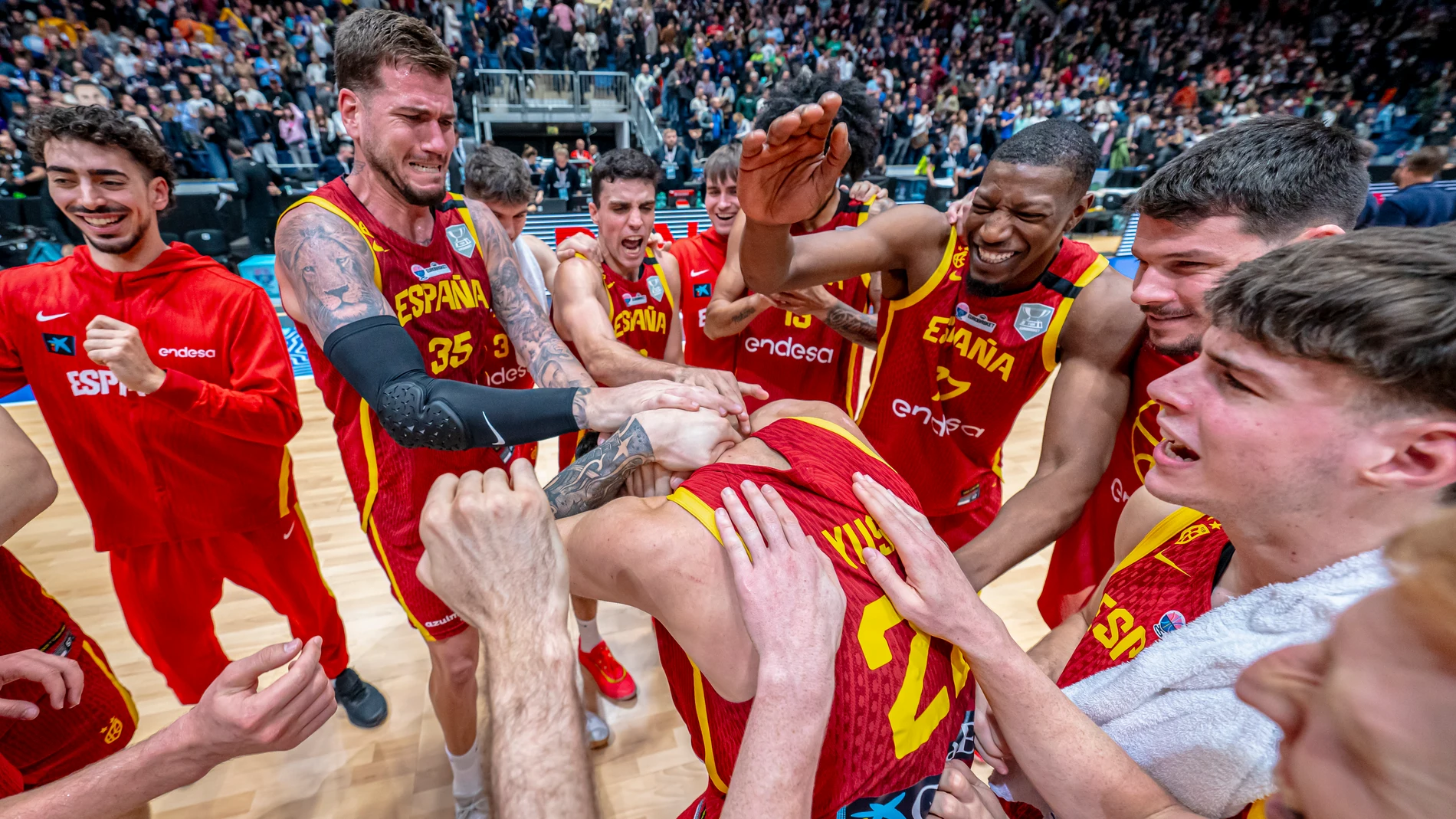 Los jugadores de España celebran la victoria en Bratislava