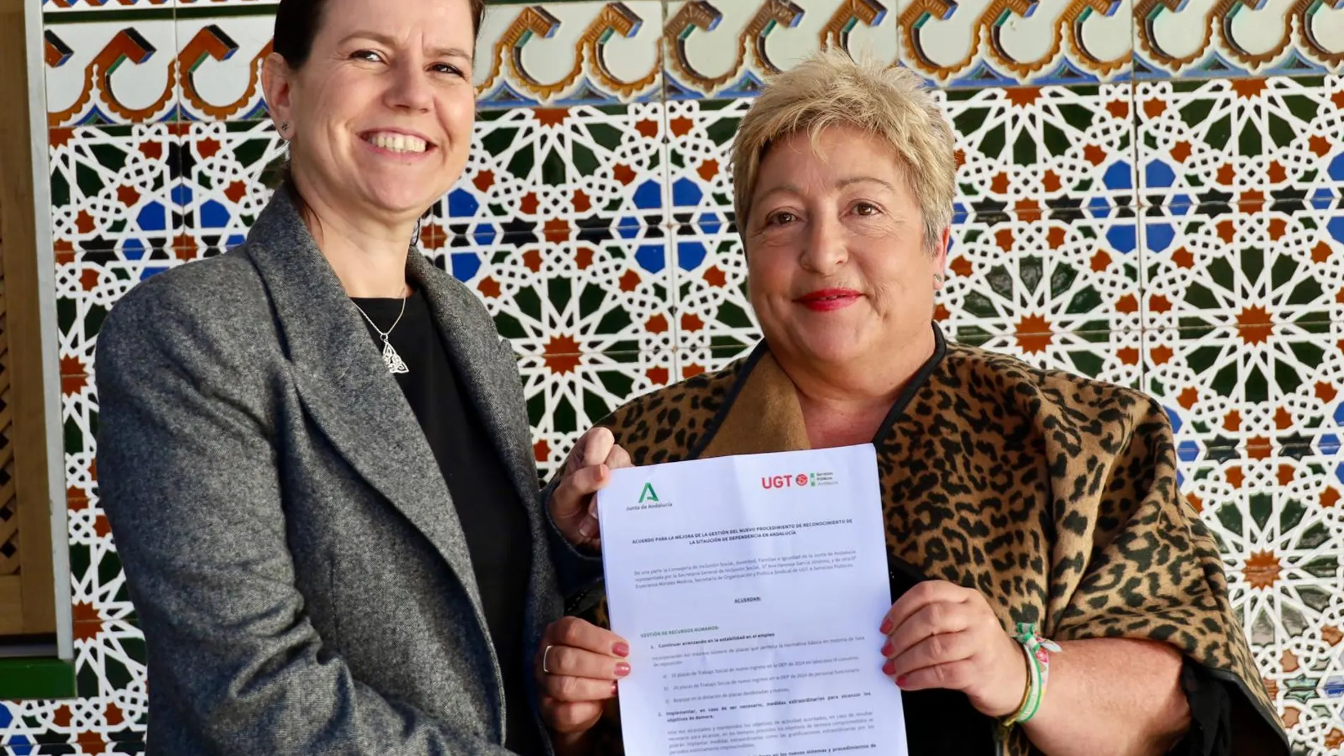 La secretaria general de Inclusión Social de la Junta, Ana Vanessa García, y la secretaria de Organización y Política Sindical de Servicios Públicos de UGT-A, Esperanza Morales