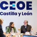 La consejera de Agricultura, Ganadería y Desarrollo Rural, María González Corral, se reúne con la Junta Directiva de la CEOE en Castilla y León, presidida por Santiago Aparicio