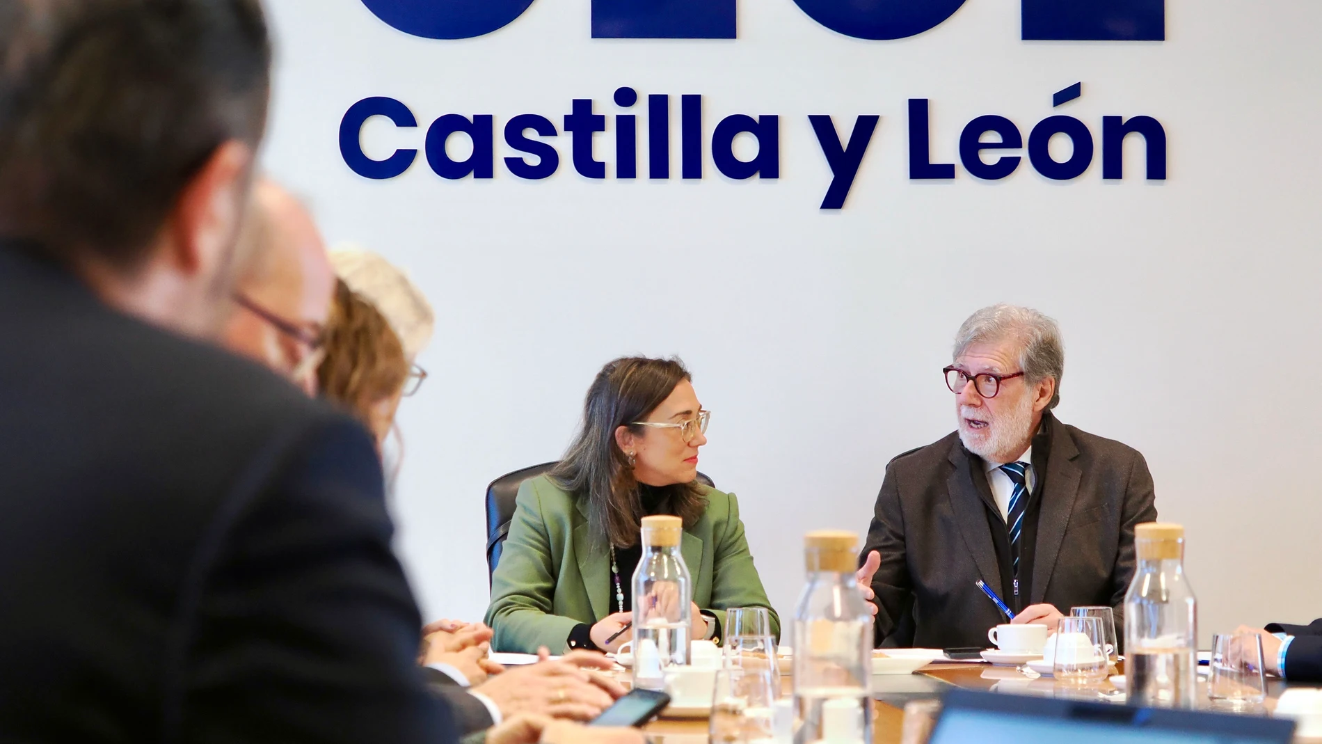 La consejera de Agricultura, Ganadería y Desarrollo Rural, María González Corral, se reúne con la Junta Directiva de la CEOE en Castilla y León, presidida por Santiago Aparicio