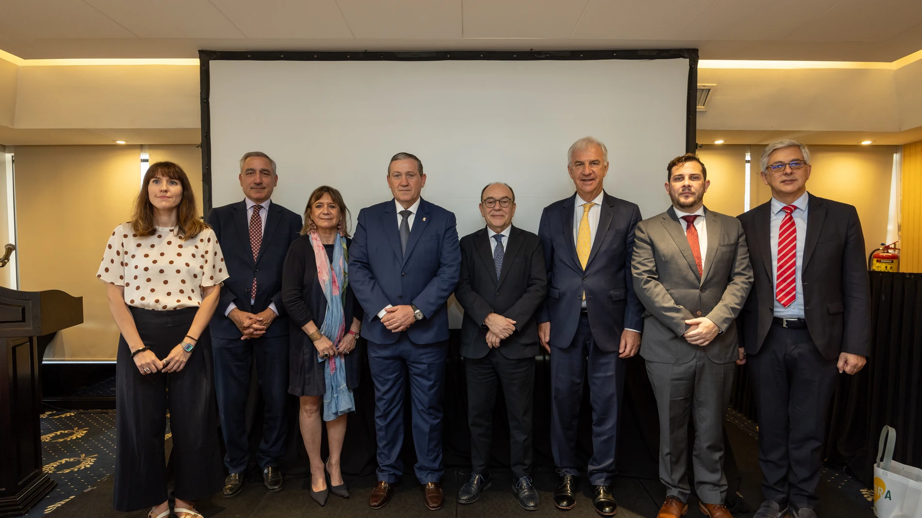 Javier Faúndez y Enrique Oliveria con parte de la expedición en Buenos Aires y representantes del país argentino