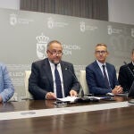 El presidente de la Diputación de León, Gerardo Álvarez Courel, y el diputado de Hacienda, Santiago Dorado, acompañados por los vicepresidentes Roberto Aller, Valentín Martínez, Ana Arias y Luis Alberto Arias, presentan el proyecto de presupuestos de la institución provincial para 2025