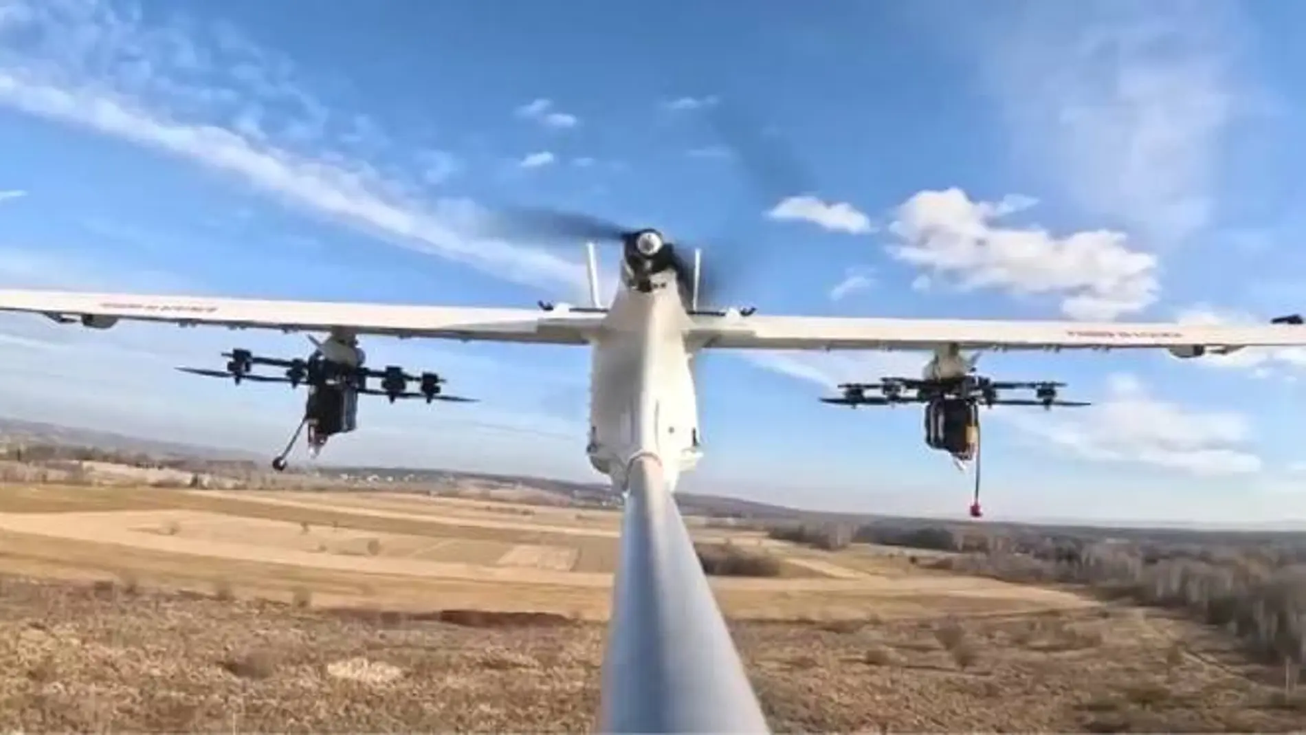 El dron de reconocimiento que Ucrania ha convertido en un UAV nodriza que lanza ataques kamikaze.