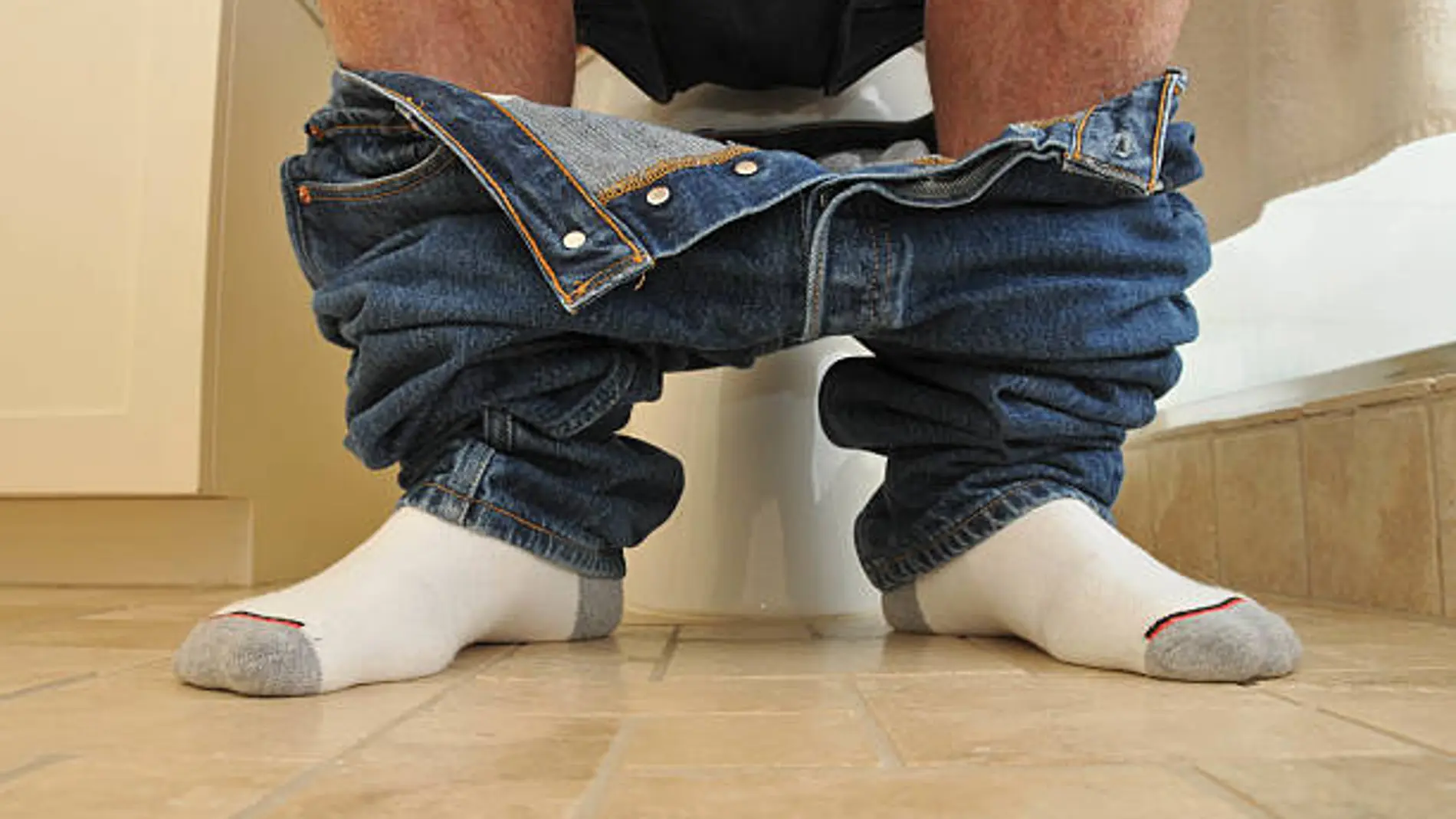 Un nuevo estudio revela las consecuencias de los hombres de orinar sentados: ¿es bueno para la salud?