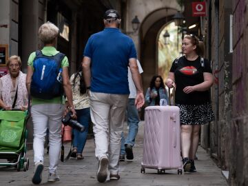 Imagen de turistas en los alrededores de la Plaza Reial de Barcelona Imagen de turistas en los alrededores de la Plaza Reial de Barcelona