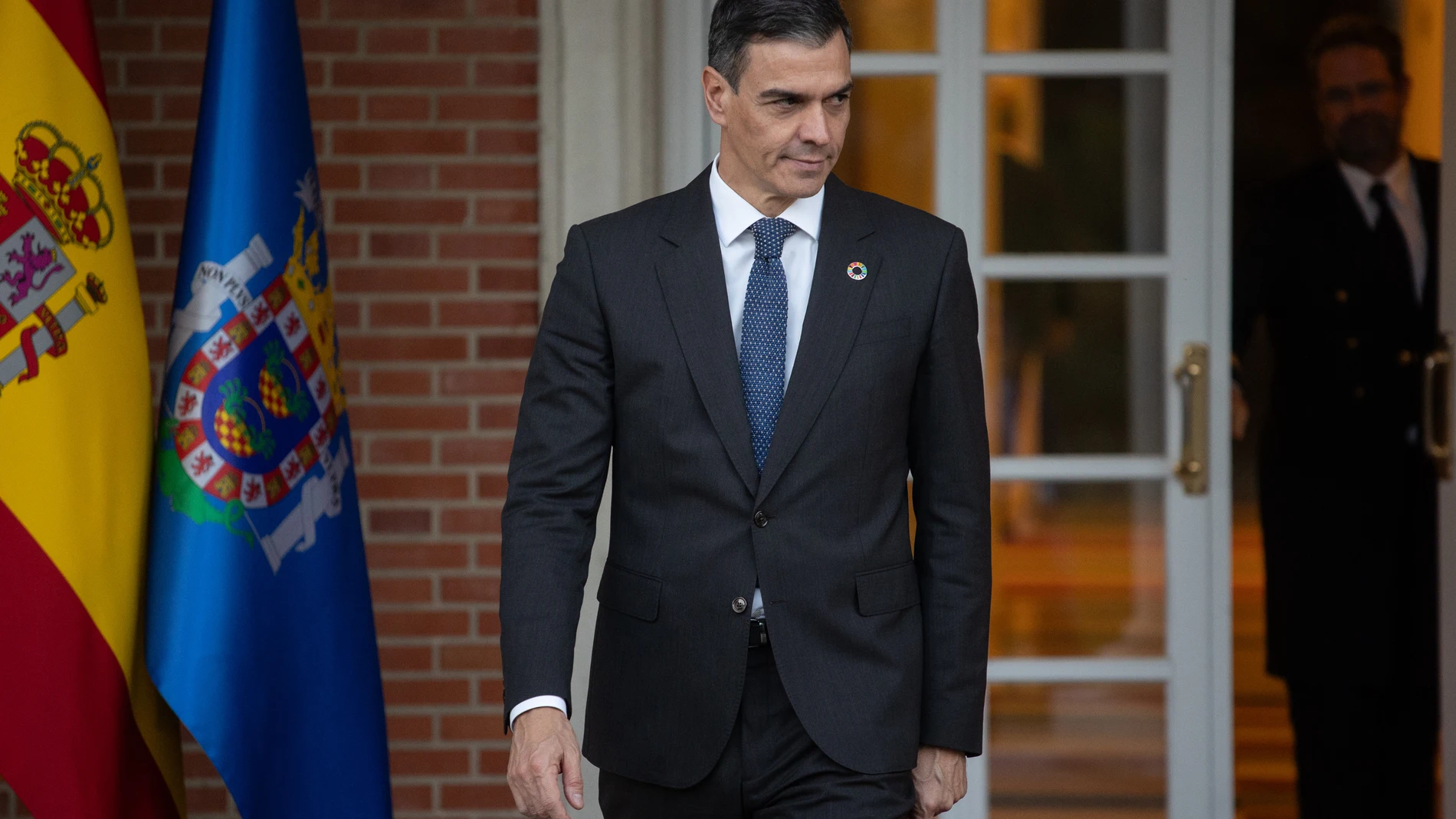 El presidente del Gobierno, Pedro Sánchez, a su llegada a la reunión con el presidente de Melilla, Juan José Imbroda, en el Palacio de La Moncloa, a 22 de noviembre de 2024, en Madrid (España). Sánchez cierra hoy su ronda de encuentros bilaterales con los líderes autonómicos, que comenzó el pasado 20 de septiembre con el objetivo de fortalecer la colaboración entre el Estado y las comunidades. 22 NOVIEMBRE 2024;PRESIDENTE;REUNIÓN;LÍDERES AUTONÓMICOS;AUTONOMÍAS;ENCUENTRO BILATERAL; Alejandro...