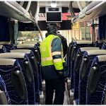 Agentes inspeccionan el interior del autobús