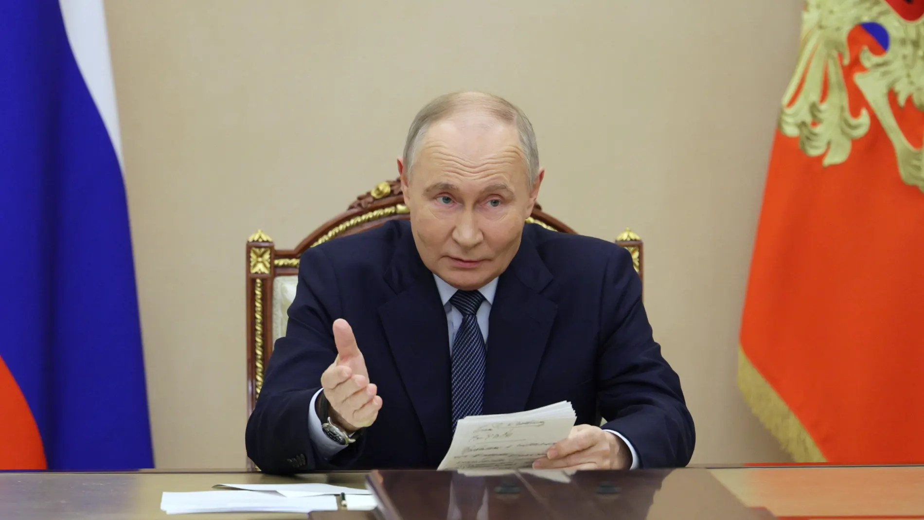 Moscow (Russian Federation), 21/11/2024.- Russian President Vladimir Putin holds a meeting with the Defense Ministry leadership and representatives of the defense industry, in Moscow, Russia, 22 November 2024. Putin announced a successful test of the latest medium-range missile 'Oreshnik' on 21 November. Russia launched a combined strike on Ukraine's Yuzhmash defense plant in Dnipro with a ballistic missile in a non-nuclear hypersonic warhead, in response to Ukrainian strikes carried out with...