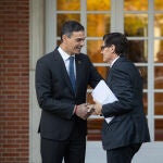Pedro Sánchez se reúne con el presidente de la Generalitat de Catalunya, Salvador Illa
