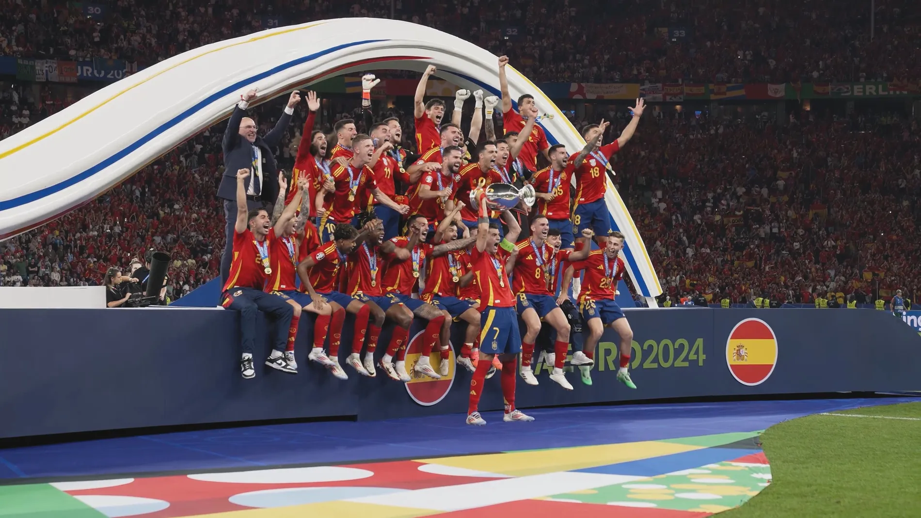 La Selección Española en la entrega del trofeo de la Eurocopa de 2024