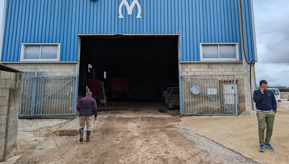 Adrián Tarín atiende al teléfono frente a la nave de la ganadería Fernando Machancoses en Cheste
