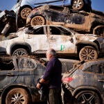 Miles de coches se amontonan en campas imporvisadas