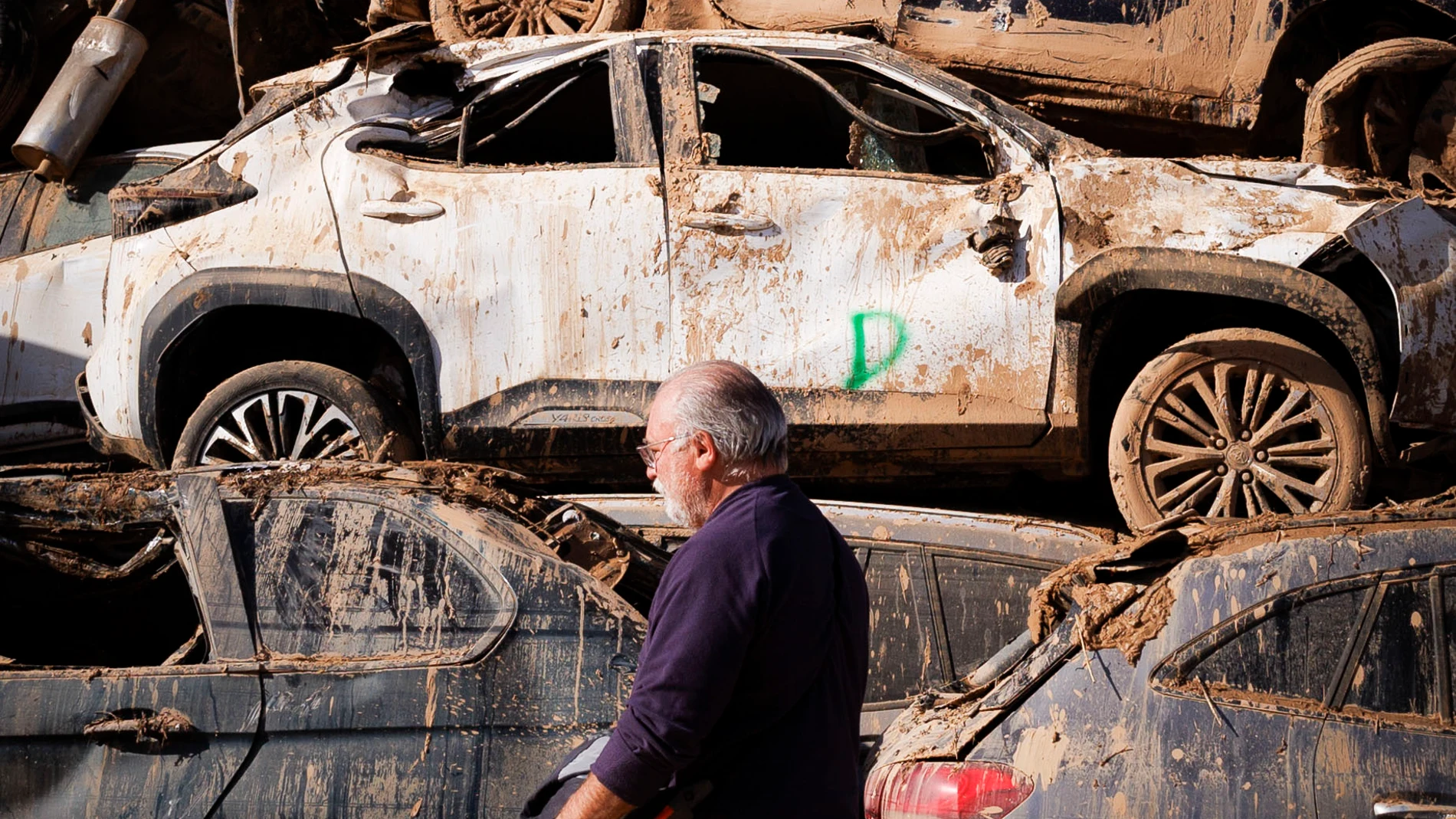 Miles de coches se amontonan en campas imporvisadas