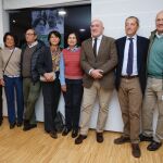 El alcalde de Valladolid, Jesús Julio Carnero, inaugura la exposición, junto a la familia Delibes y los organizadores de la muestra