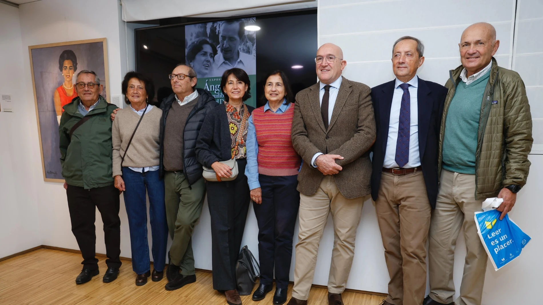 El alcalde de Valladolid, Jesús Julio Carnero, inaugura la exposición, junto a la familia Delibes y los organizadores de la muestra