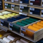 Algunos de los hilos que se venden en Curtidos Villaverde