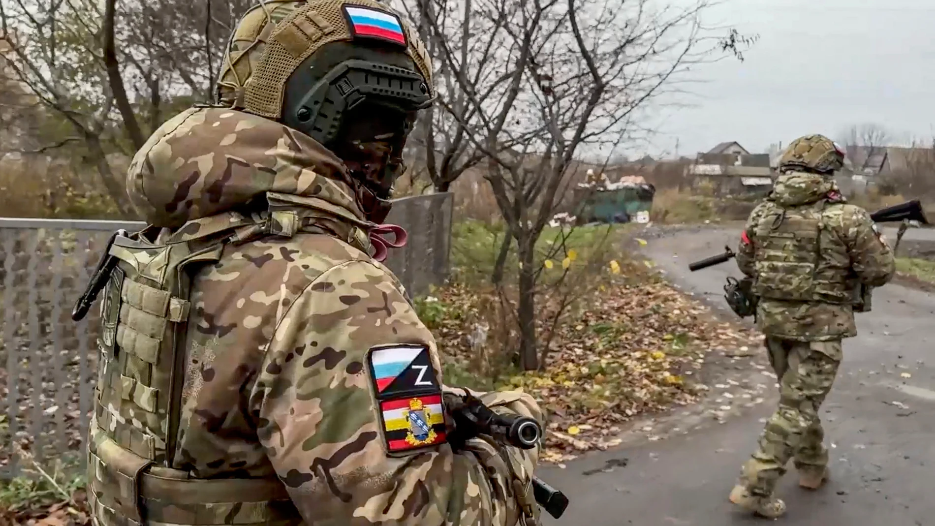 FOTODELDÍA Korenevo (Federación de Rusia), 22/11/2024. - Dos voluntarios militares rusos de la formación 'Bars-Kursk' patrullan la aldea de Korenevo, región de Kursk, Rusia. El Bar-Kursk es una formación militar compuesta por voluntarios de la región de Kursk. Los combates entre las fuerzas rusas y ucranianas han estado en curso en la región de Kursk desde el 6 de agosto, tras una incursión militar ucraniana en la región fronteriza rusa. EFE/ Russian Defence Ministry Press ***SOLO USO EDITORI...