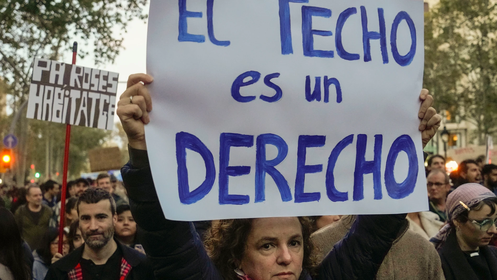BARCELONA, 23/11/2024.-Vista de la manifestación para exigir una bajada de los alquileres y en defensa del derecho a la vivienda, bajo el lema 'S'ha acabat' (Se ha terminado), que cuenta con el apoyo de más de 4.000 organizaciones, este sábado en Barcelona.- EFE/ Enric Fontcuberta