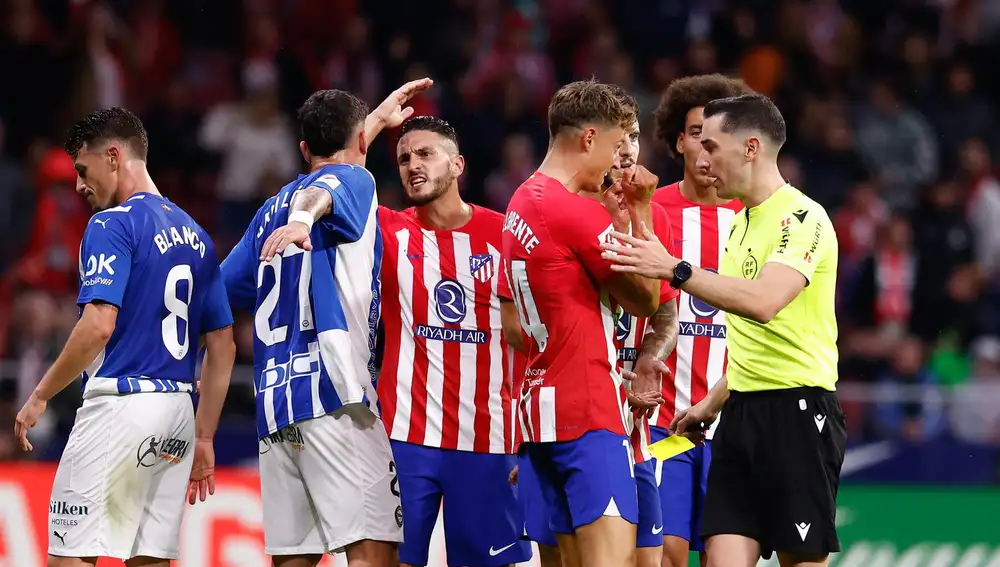 MADRID.-El Atlético de Madrid quiere confirmar ante el Alavés su buena racha para no descolgarse