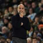 Guardiola, pensativo en la banda del Etihad Stadium