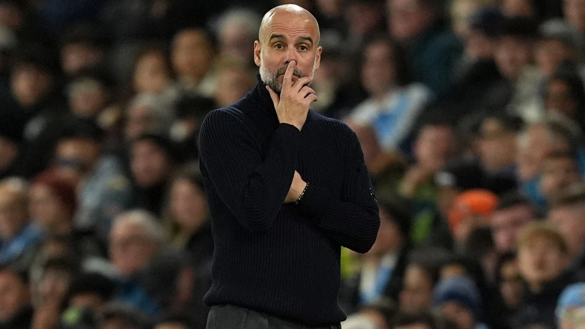 Guardiola, pensativo en la banda del Etihad Stadium
