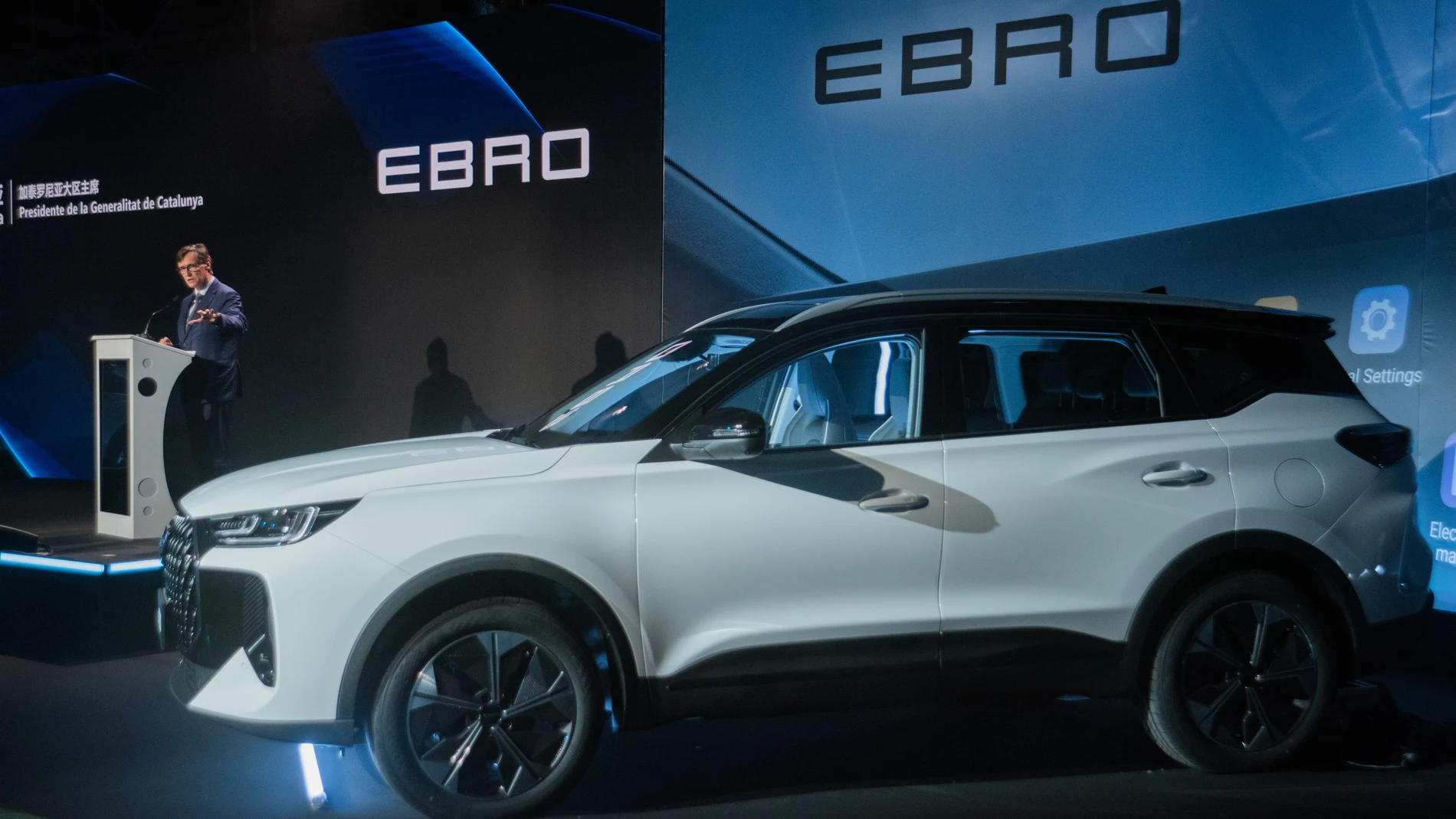 El presidente de la Generalitat de Catalunya, Salvador Illa, interviene durante la inauguración de la producción de Ebro en la planta de la Zona Franca, en Ebro Factory, a 23 de noviembre de 2024, en Barcelona, Catalunya (España). Ebro, la marca comercial de EV Motors, reactiva oficialmente la producción de vehículos en la antigua planta de Nissan en la Zona Franca de Barcelona, ahora rebautizada como Ebro Factory, con la fabricación del S700, el primer modelo del grupo, al que seguirá el S80...