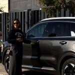 Tamara Falcó con el look perfecto para un día de compras navideñas.