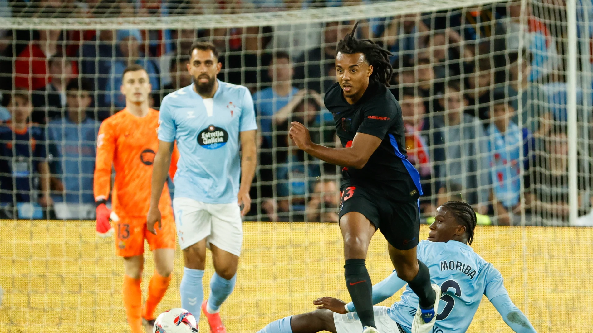 Barcelona's Jules Kounde, front, goes for the ball during the Spanish La Liga soccer match between Celta Vigo and Barcelona at the Balaidos stadium in Vigo, Spain, Saturday, Nov. 23, 2024. (AP Photo/Lalo R. Villar)