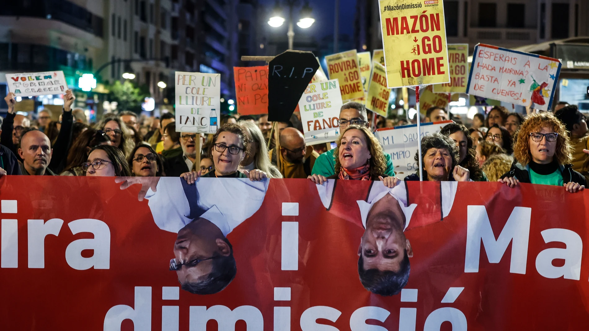 Cientos de personas durante una manifestación convocada por la Plataforma per l'Ensenyament Públic contra la gestión de la DANA, desde la plaza de San Agustín a la plaza de La Virgen, a 23 de noviembre de 2024, en Valencia, Comunidad Valenciana (España). Dicha protesta, bajo el lema ‘Mazón y Rovira, dimisión’, aglutina a sindicatos, asociaciones de madres y padres, estudiantes y docentes, con el fin principal de criticar la gestión educativa de la Generalitat valenciana durante la DANA. 23 N...