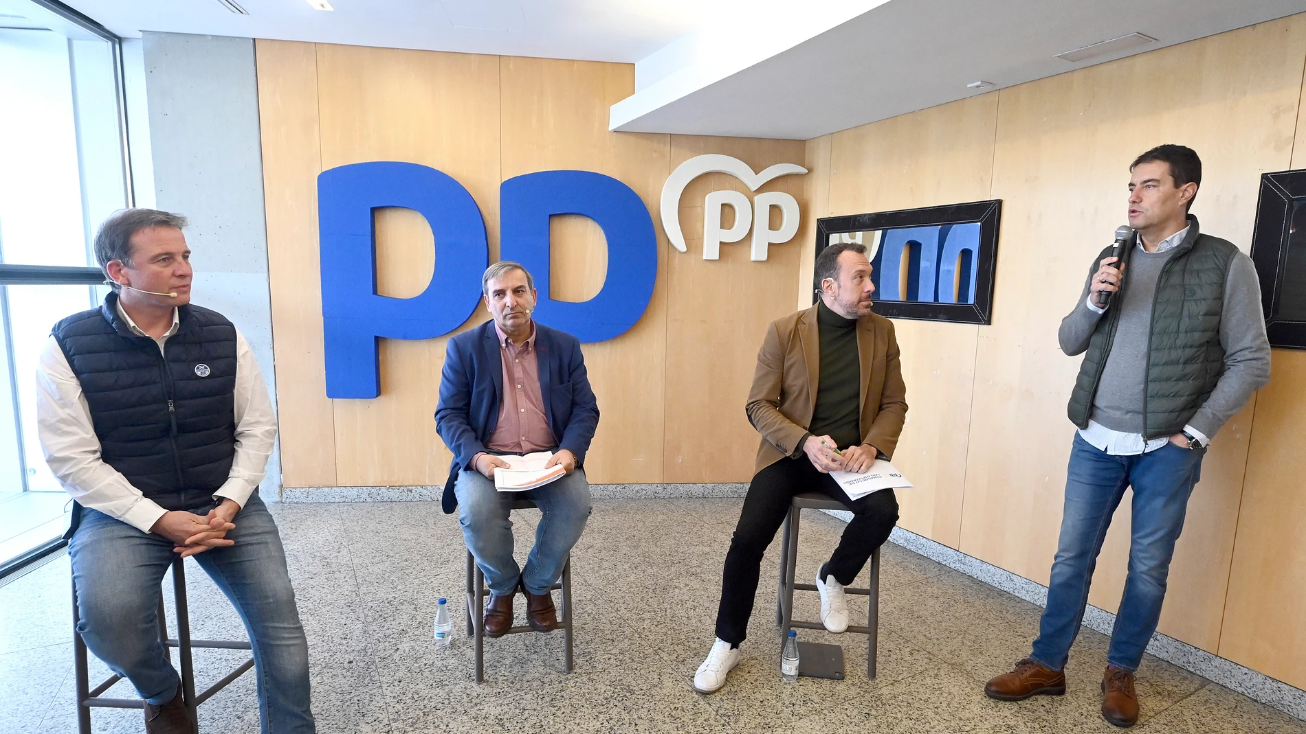 Ángel Ibáñez presenta al consejero de Movilidad, José Luis Sanz, el presidente provincial de los populares, Borja Suárez, y el portavoz del PP en la Comisión de Transportes del Congreso de los Diputados, Héctor Palencia, antes de iniciar el acto bajo el título ‘Los recortes de Sánchez al transporte público en la provincia de Burgos’