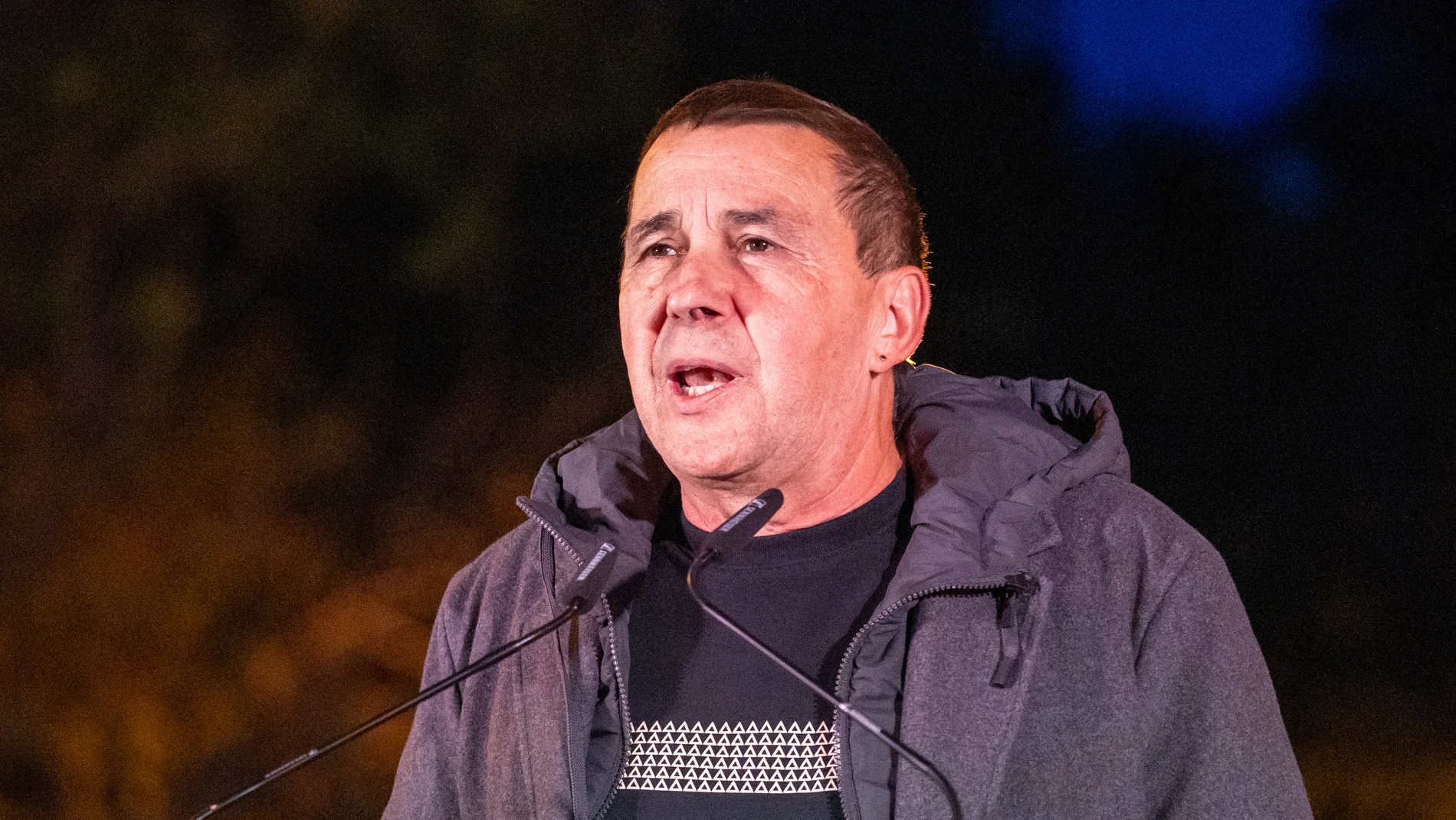 El coordinador general de EH Bildu, Arnaldo Otegi, interviene durante la manifestación de EH Bildu, desde La Casilla a la plaza Zalburu, a 23 de noviembre de 2024, en Bilbao, Vizcaya, País Vasco (España). EH Bildu ha convocado esta protesta con el lema ‘Nazioa Gara’ para reivindicar que Euskal Herria es una nación a la que le corresponden derechos, entre los que se encuentra el de disponer de un marco propio de relaciones laborales y protección social; decidir el salario mínimo de los trabaja...
