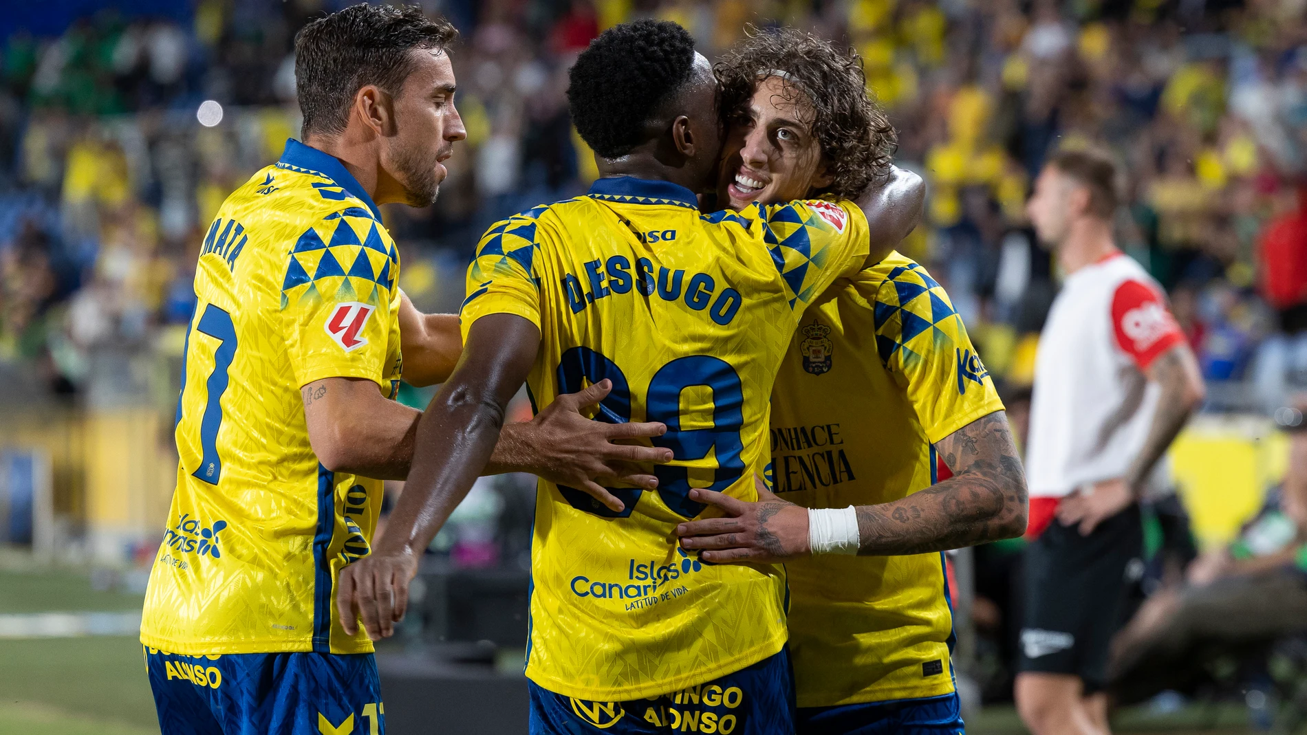 Las Palmas de Gran Canaria, 23/11/2024.-El delantero portugués de la UD Las Palmas, Fabio Silva (d), tras marcar el segundo gol contra el Mallorca, durante el encuentro correspondiente a la jornada 14 de Laliga EA Sports que disputan hoy sábado Las Palmas y Mallorca en el estadio de Gran Canaria. EFE/Quique Curbelo.