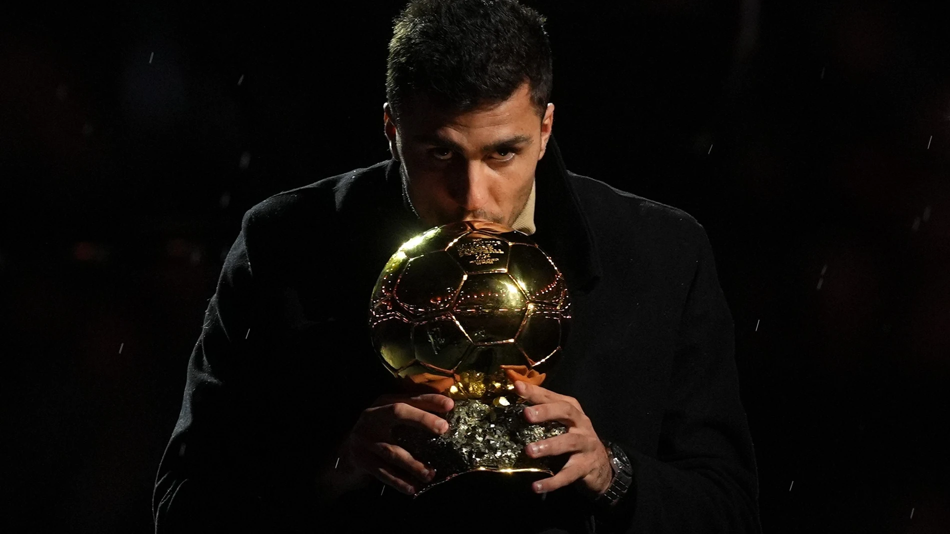 23 November 2024, United Kingdom, Manchester: Manchester City's Rodri poses with the Ballon d'Or trophy ahead of the English Premier League soccer match between Manchester City and Tottenham Hotspur at the Etihad Stadium. Photo: Martin Rickett/PA Wire/dpa 23/11/2024 ONLY FOR USE IN SPAIN