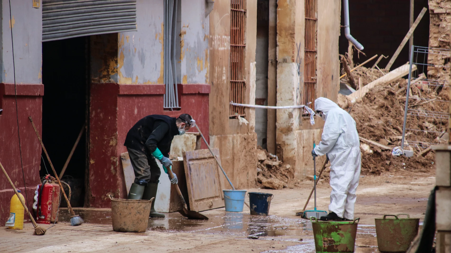 PAIPORTA (VALENCIA), 23/11/2024.- Tras cumplirse 25 días desde de las inundaciones provocadas por la dana del pasado 29 de octubre, miles de voluntarios han vuelto a desembarcar en los pueblos del sur de València, que encaran otro fin de semana de trabajo a destajo, el cuarto, para, con la ayuda de los equipos de emergencias, retirar lodo, vehículos y enseres de las calles. EFE/Cristina Magdaleno