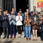 La vicepresidenta de la Junta de Castilla y León, Isabel Blanco, asiste al minuto de silencio para recordar a la mujer asesinada este jueves por su expareja en la localidad segoviana de Arroyo de Cuéllar, con el consejero de Medio Ambiente, Juan Carlos Suárez-Quiñones, el alcalde José Antonio Díez y el subdelegado del gobierno, Héctor Alaiz