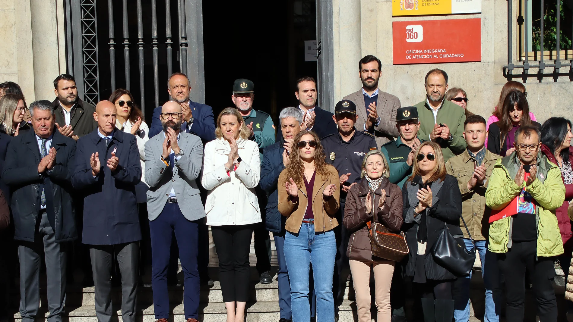 La vicepresidenta de la Junta de Castilla y León, Isabel Blanco, asiste al minuto de silencio para recordar a la mujer asesinada este jueves por su expareja en la localidad segoviana de Arroyo de Cuéllar, con el consejero de Medio Ambiente, Juan Carlos Suárez-Quiñones, el alcalde José Antonio Díez y el subdelegado del gobierno, Héctor Alaiz