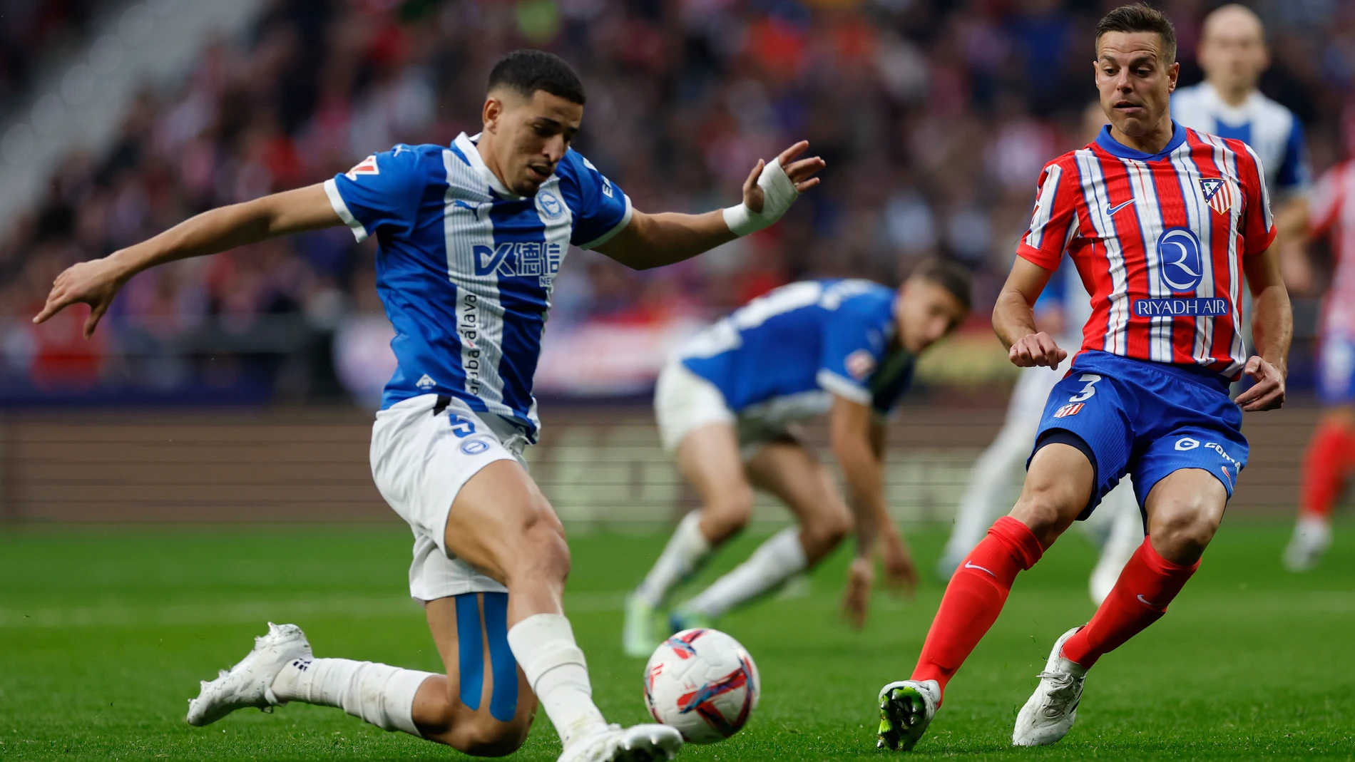 MADRID, 23/11/2024.- César Azpilicueta del Atlético de Madrid y Abdelkabir Abqar del Alavés, durante partido de la jornada 14 de LaLiga en el estadio Riyadh Air Metropolitano en Madrid.-EFE/ Javier Lizón
