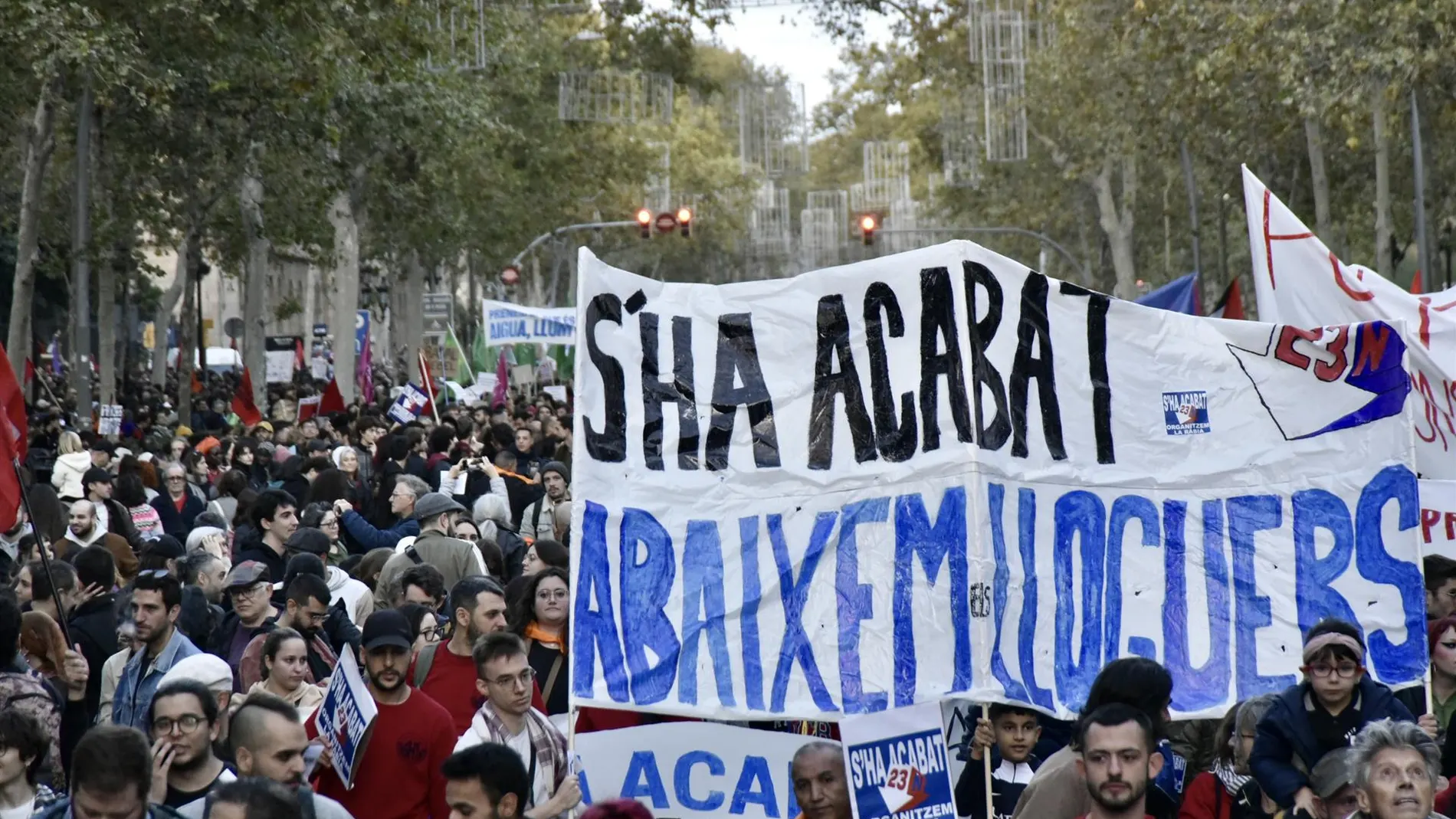 AMP.- La manifestación por la vivienda en Barcelona reúne a 22.000 personas según la Urbana, 170.000 según organizadores