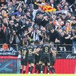 Los jugadores del Valencia celebran el gol con la hinchada