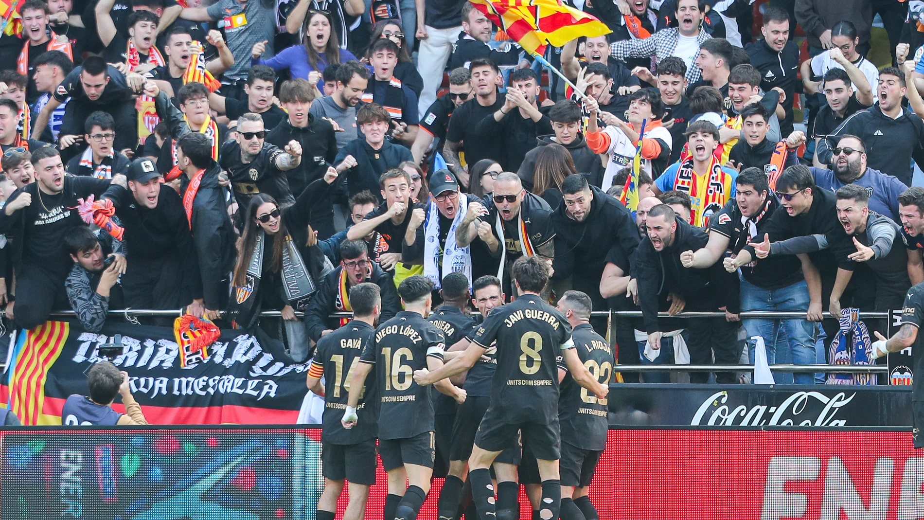 Los jugadores del Valencia celebran el gol con la hinchada